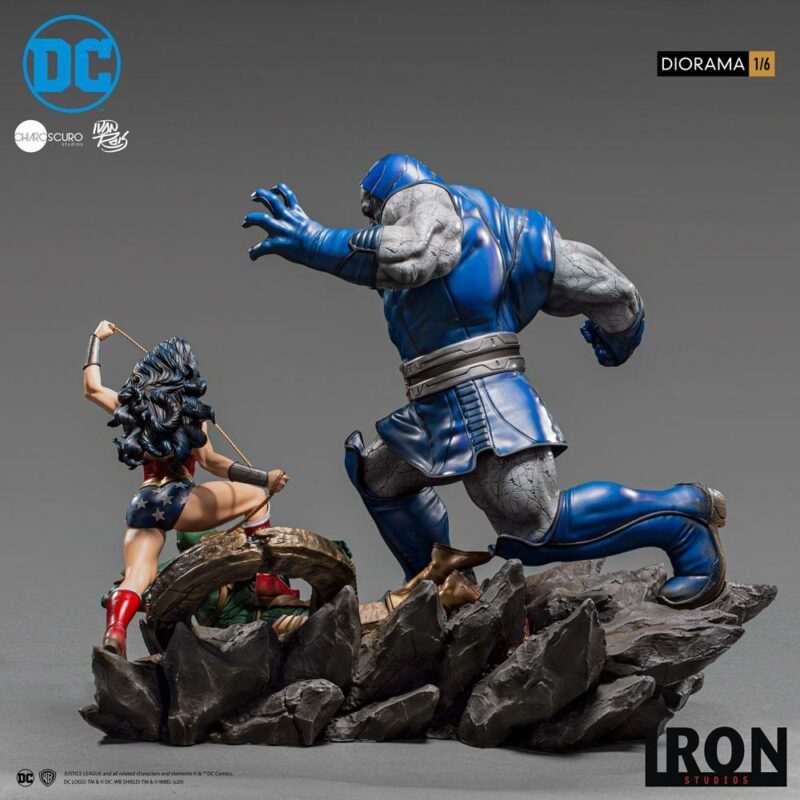 DC Comics Diorama 1/6 Wonder Woman Vs Darkseid by Ivan Reis 54 cm - immagine 2