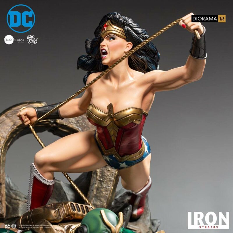 DC Comics Diorama 1/6 Wonder Woman Vs Darkseid by Ivan Reis 54 cm - immagine 3