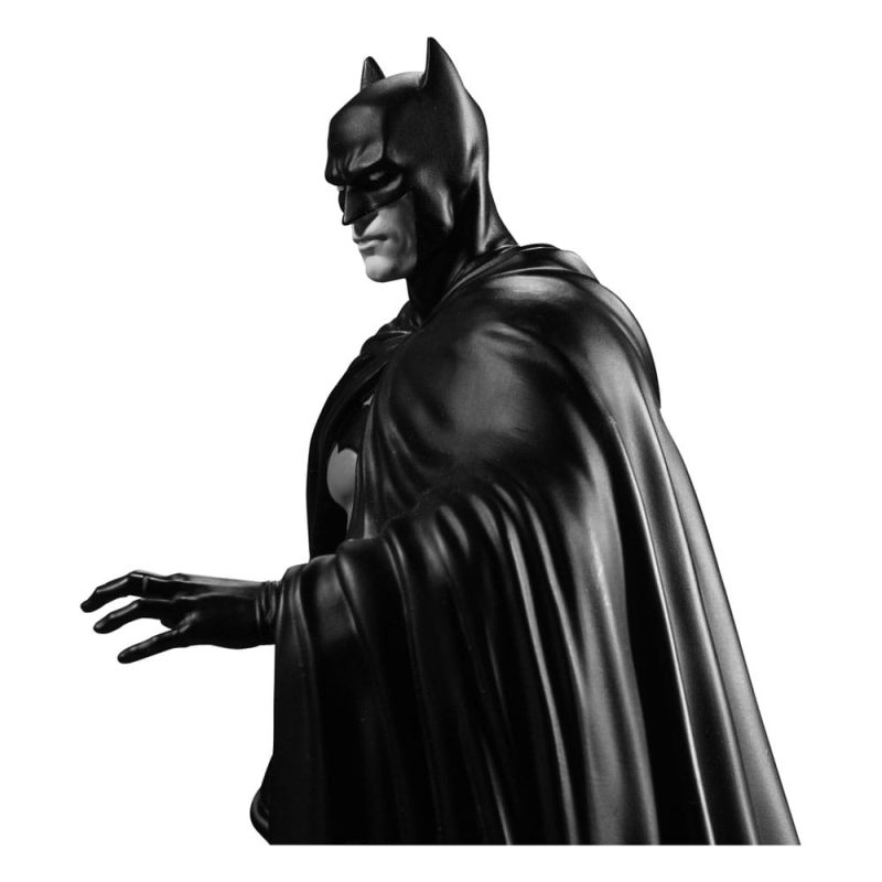 DC Direct Resin Statue Batman Black & White (Batman by Lee Weeks) 19 cm - immagine 3