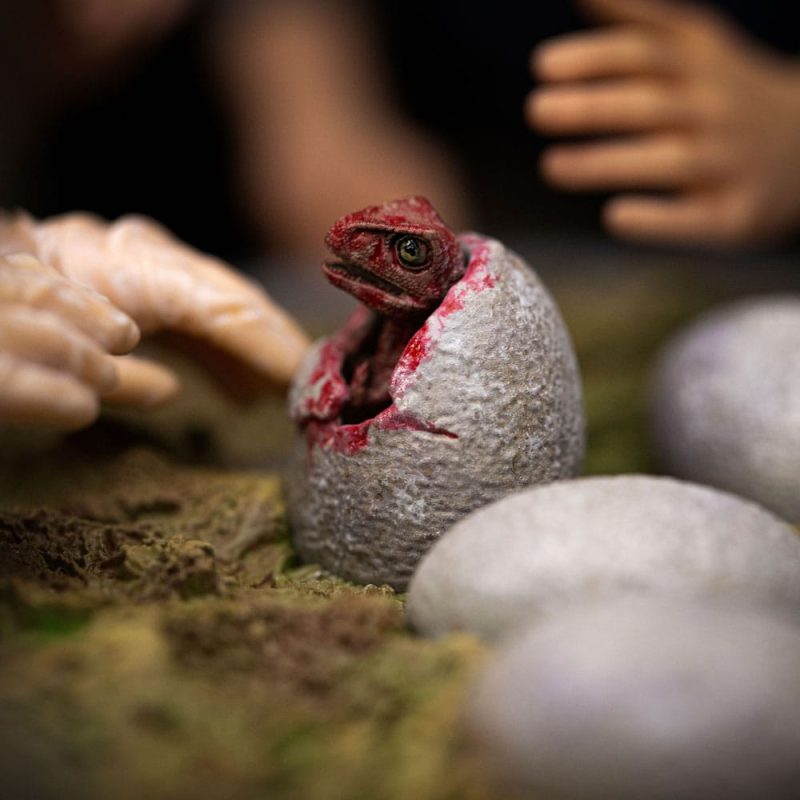 Jurassic Park Scale Statue 1/10 Dino Hatching 23 cm - immagine 4
